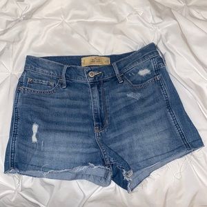Hollister short-short high rise 2’’ inseam size 3 w26 jean shorts med wash
